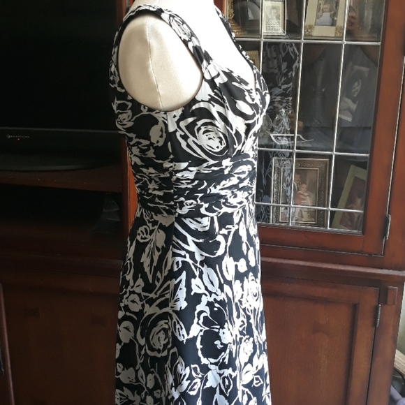 Ann Taylor Sleeveless Black and White Floral Dress - Picture 4 of 8